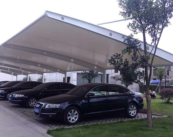 膜布局泊车棚修建