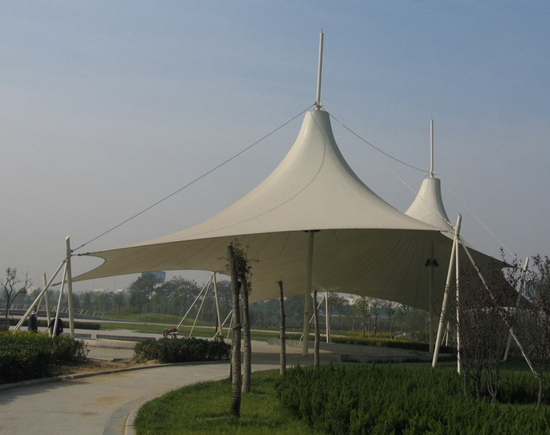 深圳佛兰公司张拉膜遮阳棚具备超强的隔热才能