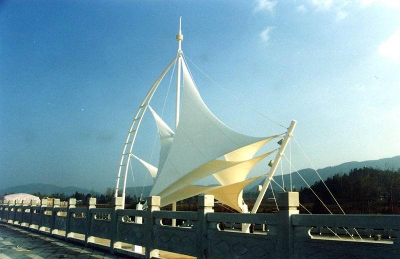 张拉索膜布局泊车棚