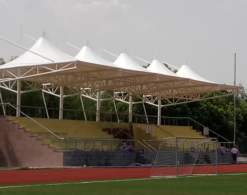 黉舍运动场看台在吊装膜布局膜面时须要注重哪些事变？