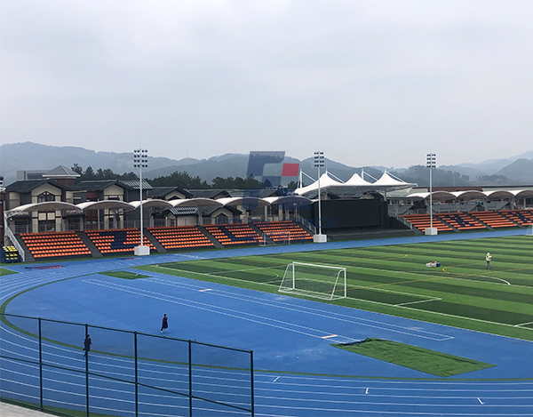 遵义周林黉舍膜布局体育看台